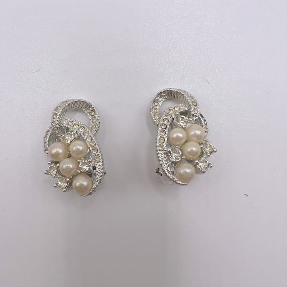 VINTAGE Faux Pearl and Rhinestone‎ Silver Tone Clip On Earrings - Picture 2 of 8